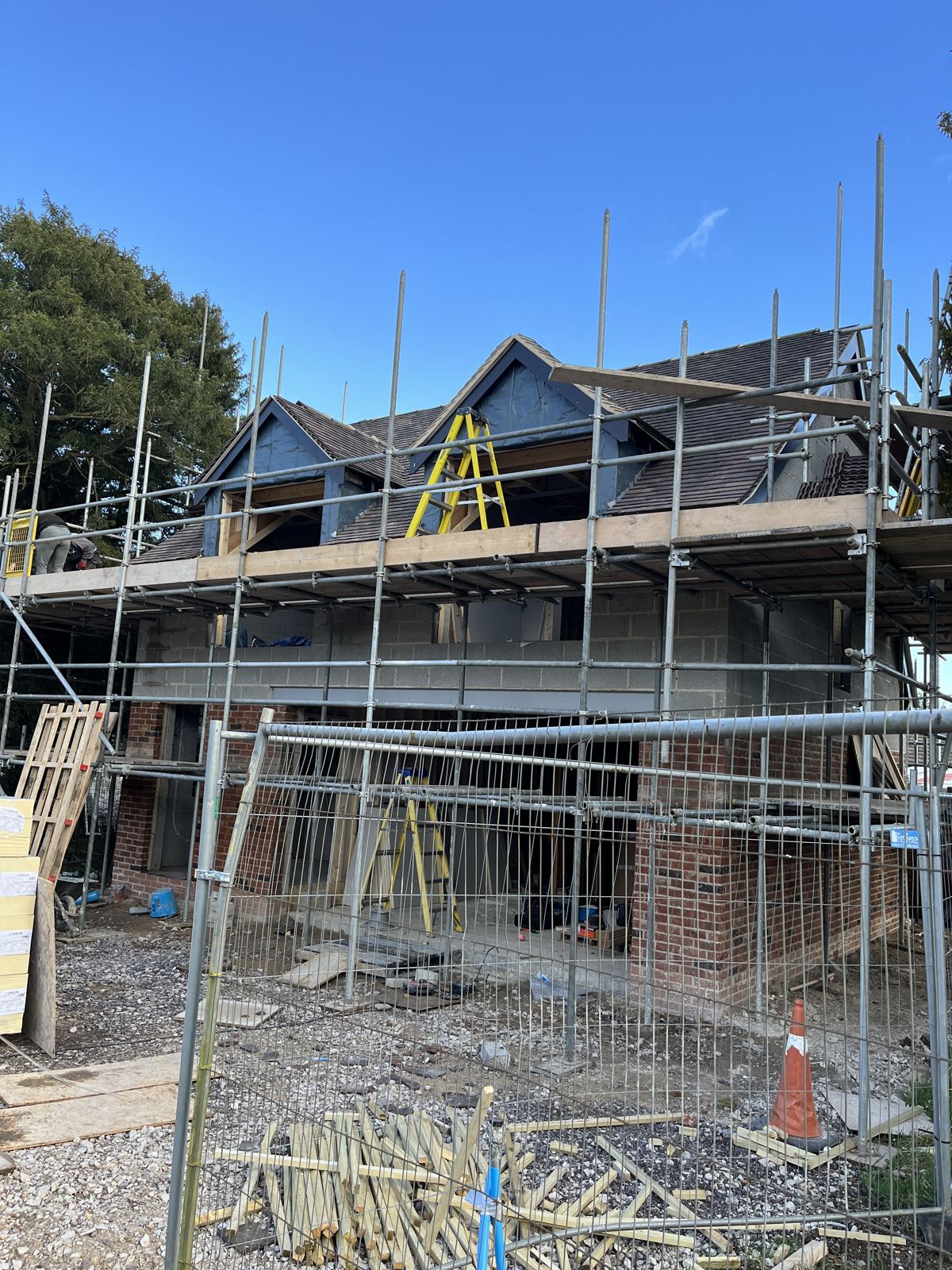 Full perimeter scaffold to a new-build property