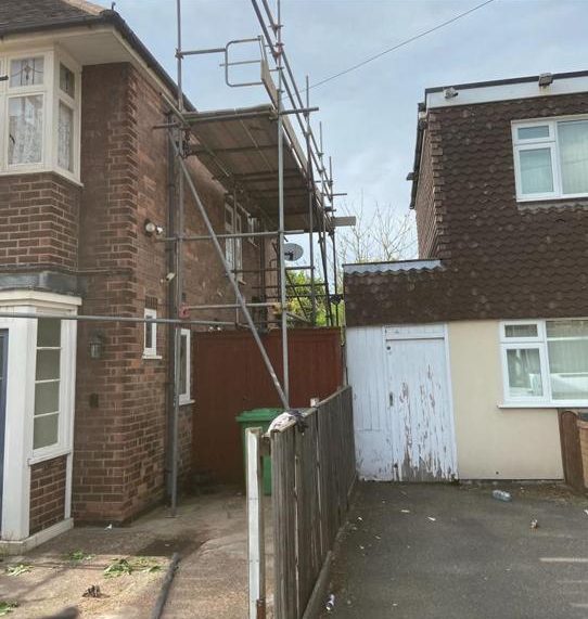 Scaffold to a two-storey side elevation